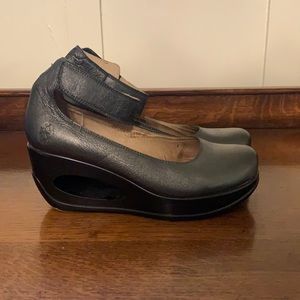 Gently used dark grey London Fly cutout wedge!